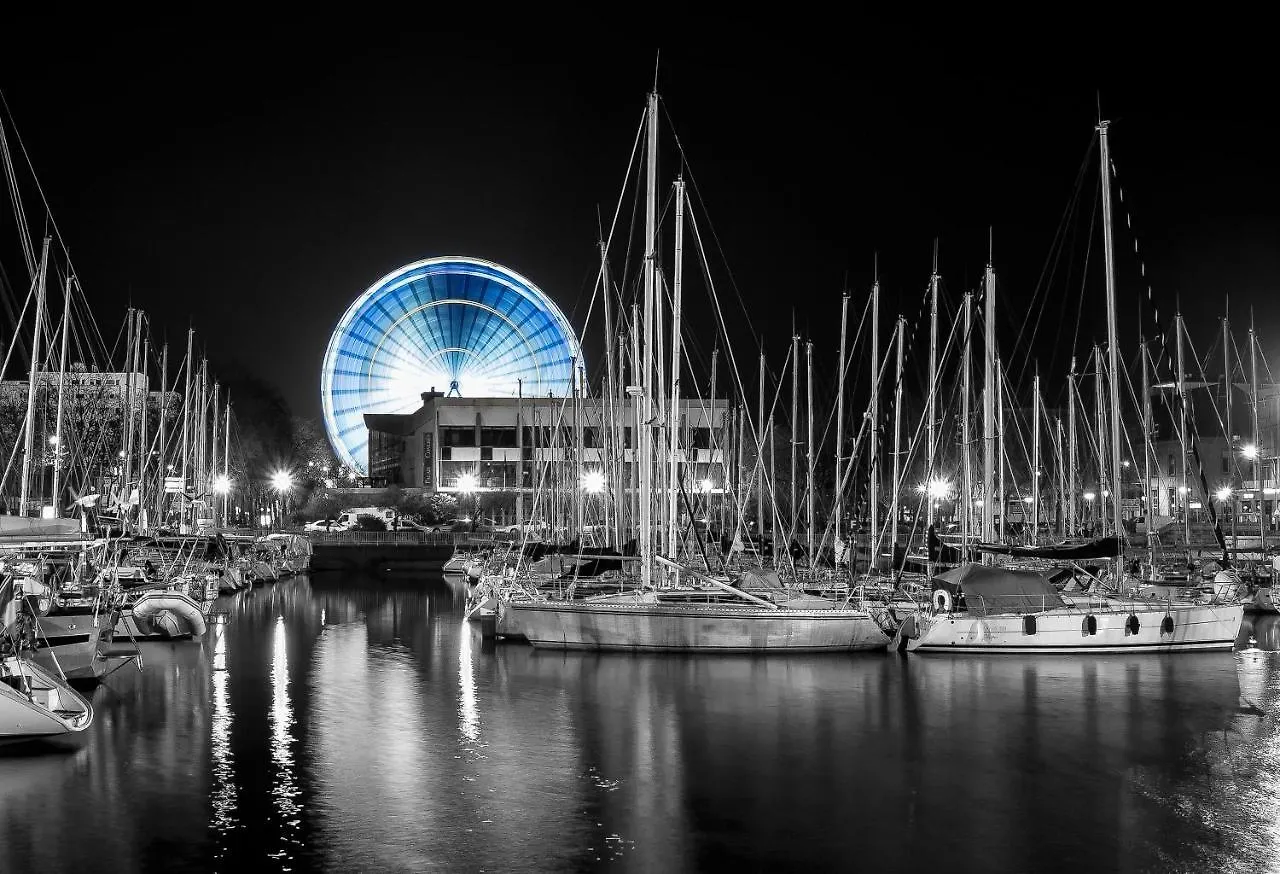 Lorient - L'Escapade - Lit Queen Size - Proche Centre Et Gare - Internet Haut Debit Fibre 0*,  France